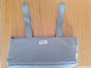 Bolso para carrito de bebé gris.