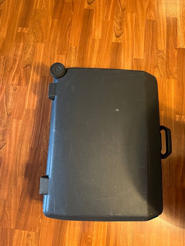 Maleta de viaje negra con ruedas