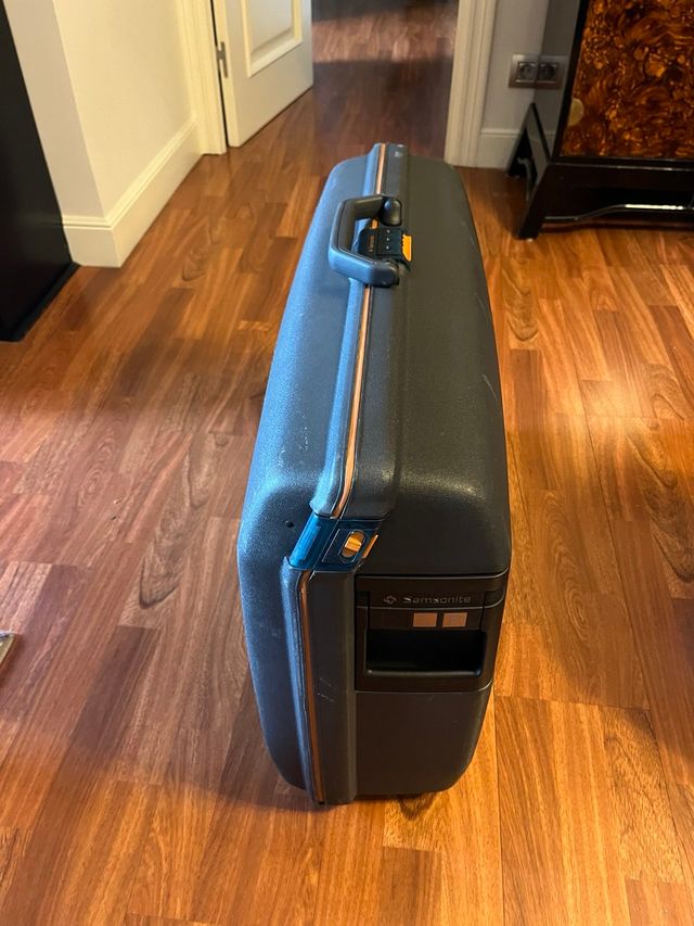 Maleta de viaje negra con ruedas