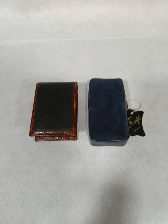 Lote pitillera y pañuelera de piel.