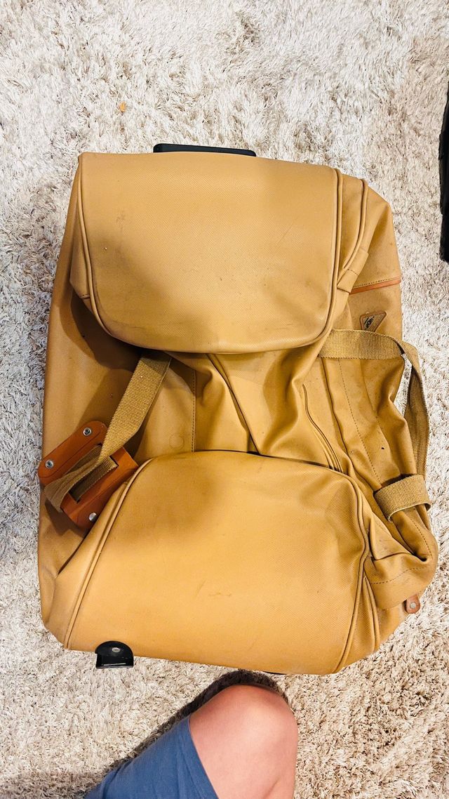 Maleta de viaje con ruedas color beige