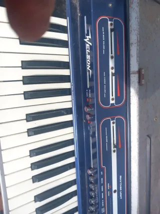 Teclado electrónico vintage