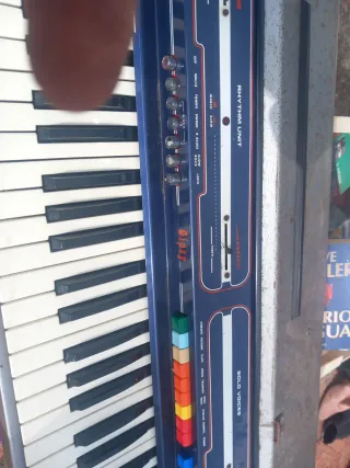 Teclado electrónico vintage