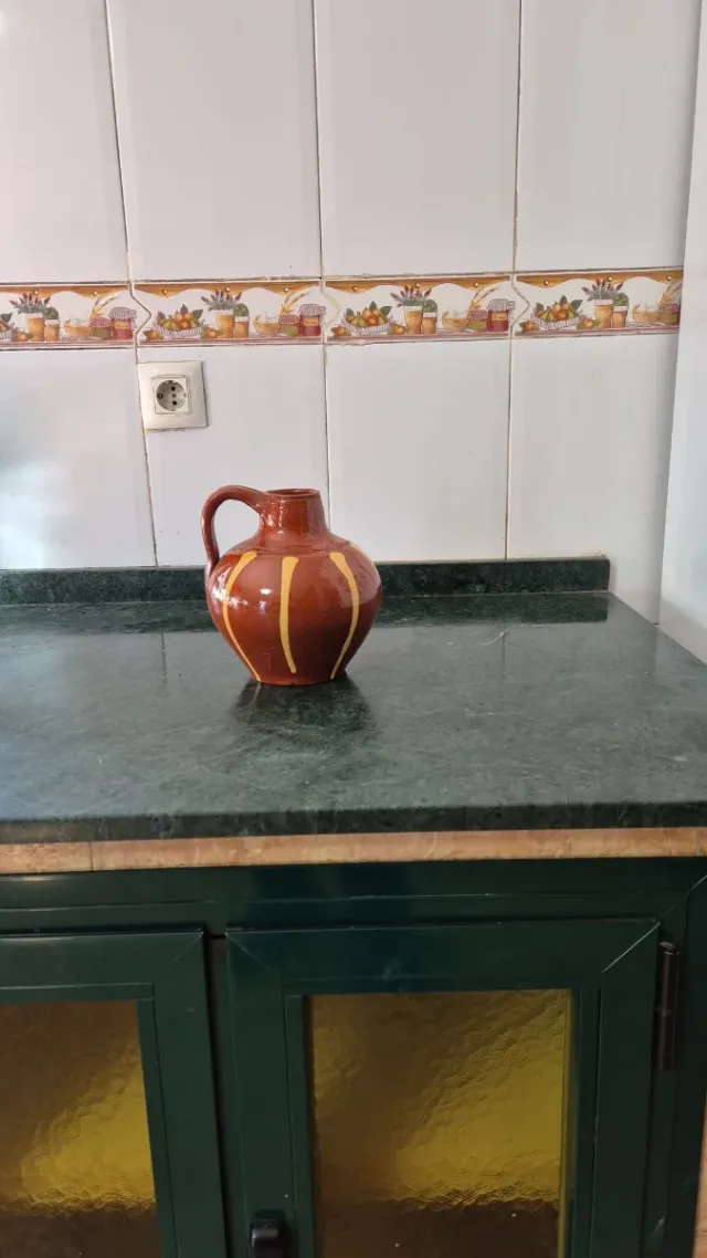 Aceitera antigua de barro