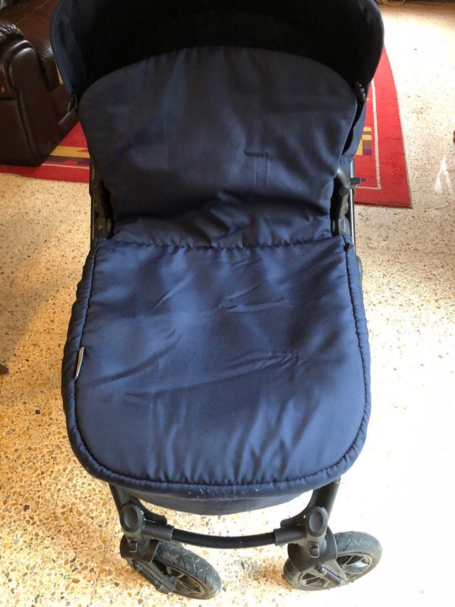 Cochecito  hay una pequeña mancha se ve foto