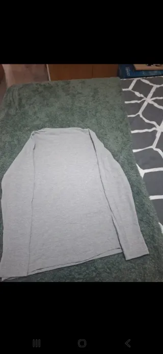 Camiseta gris manga larga hombre
