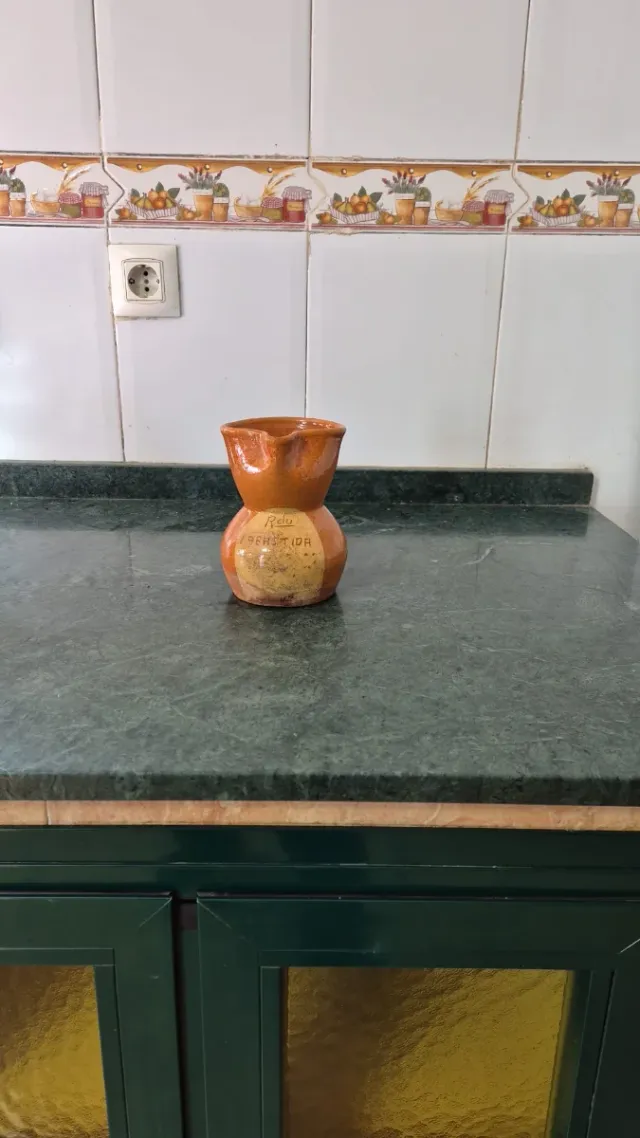 Jarra de vino pequeña de barro