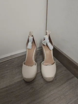 Sandalias cuña beige atadas tobillo