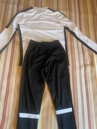 Chandal Nike negro y blanco. (XL niño, 158-170cm)