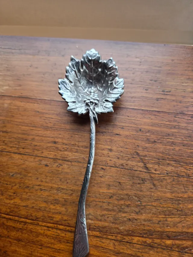 Cuchara de plata con diseño de hoja.Plata pura.