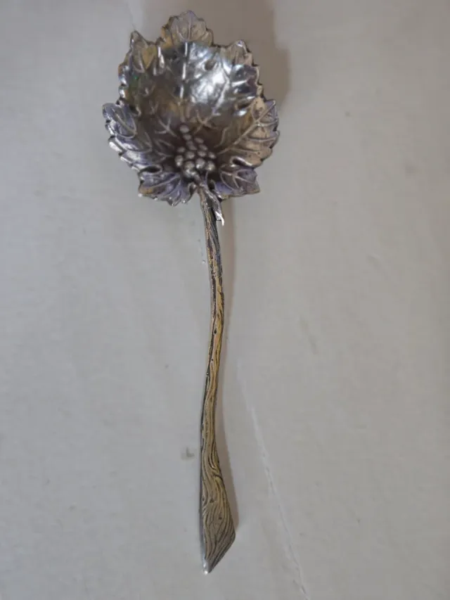 Cuchara de plata con diseño de hoja.Plata pura.