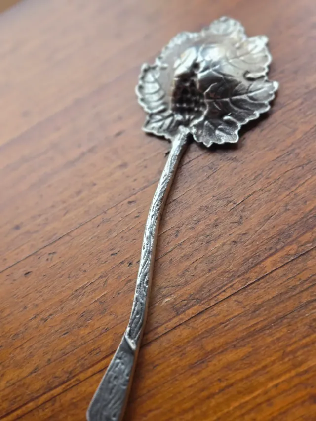 Cuchara de plata con diseño de hoja.Plata pura.