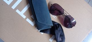 Gafas de sol Ray-Ban negras y moradas