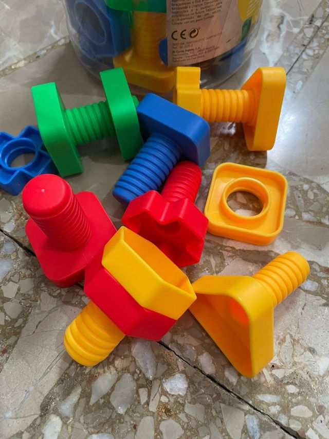 Juego de tornillos y tuercas de colores