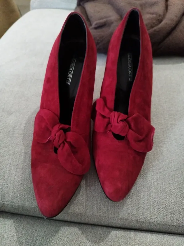 Zapatos Gloria Ortiz piel rojos cereza con lazo de segunda mano