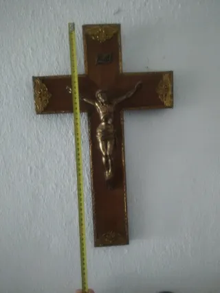 Crucifijo de madera y metal