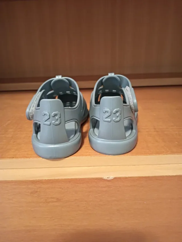 Sandalias Unisex Piscina Verano.
Talla 23