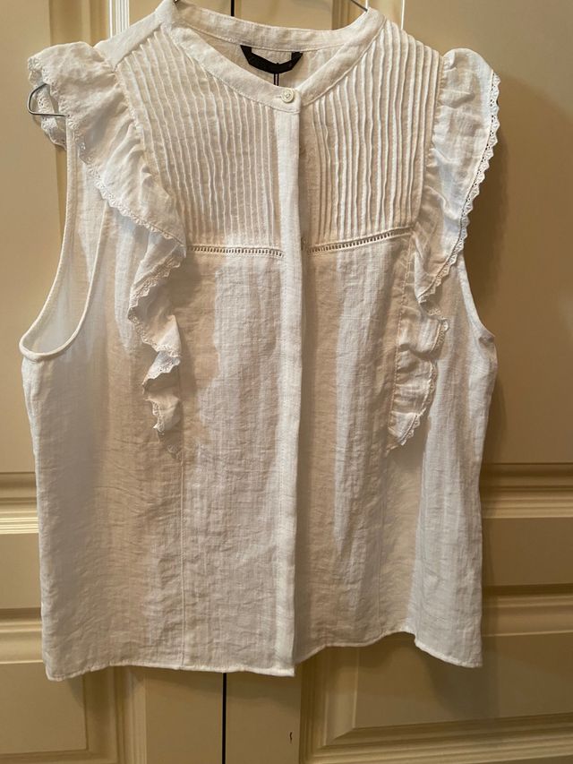 Blusa blanca con volantes y detalles