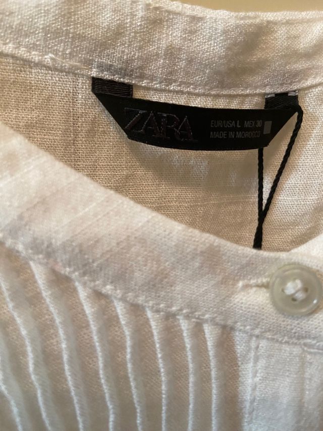 Blusa blanca con volantes y detalles