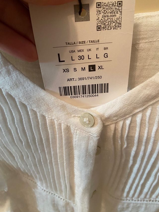 Blusa blanca con volantes y detalles