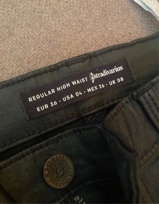 Pantalón pitillo polipiel.