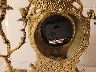 Reloj y candelabros de bronce