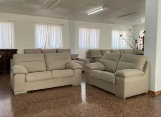 Sofá de tela beige y gris