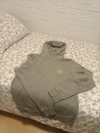 Sudadera gris con capucha