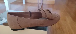 Zapato marrón plano tipo mocasín con lazo.Sin usar