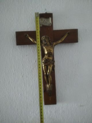 Crucifijo de madera con figura de Jesús. Siglo XIX