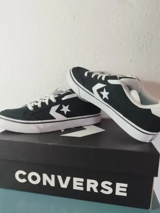 Zapatillas Converse Negras y Blancas Nuevas