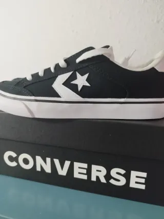 Zapatillas Converse Negras y Blancas Nuevas