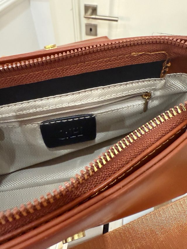 Bolso imitación piel con logo CH