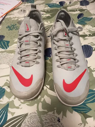 Zapatillas Nike grises y rojas