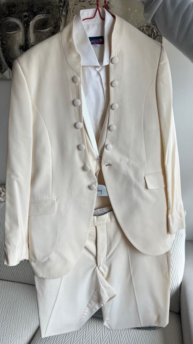 Traje de novio beige