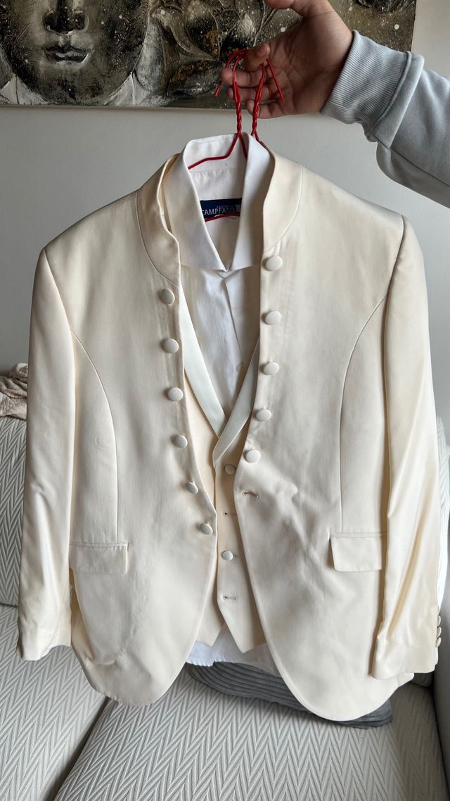 Traje de novio beige