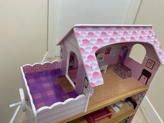 Casa de muñecas de madera con accesorios.