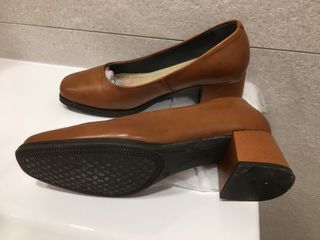 Zapatos de tacón marrones