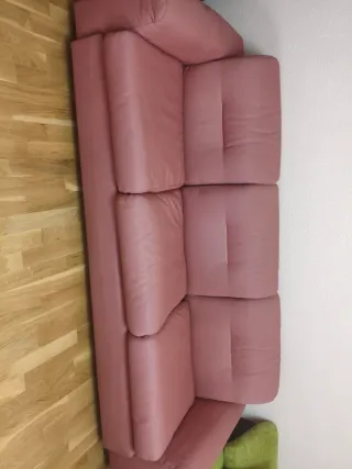Sofá de piel rosa