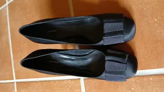 Scarpe nere con tacco alto con fiocco firmate Lola Cruz.