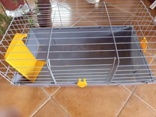 Jaula para cobayas gris y amarilla