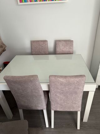Mesa extensible cristal blanca  y 4 sillas grises