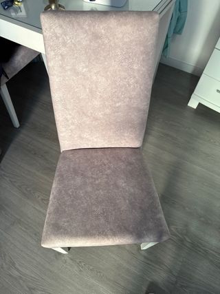 Mesa extensible cristal blanca  y 4 sillas grises