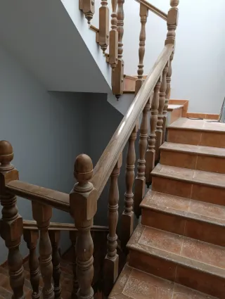 Barandilla de madera para escaleras
