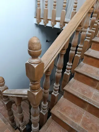 Barandilla de madera para escaleras