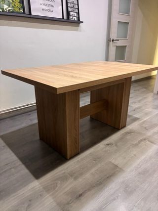 Mesa de comedor de madera