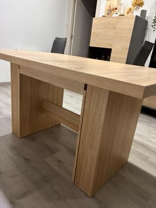Mesa de comedor de madera