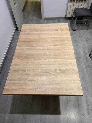 Mesa de comedor de madera