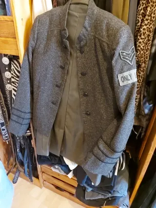 Americana gris con detalles