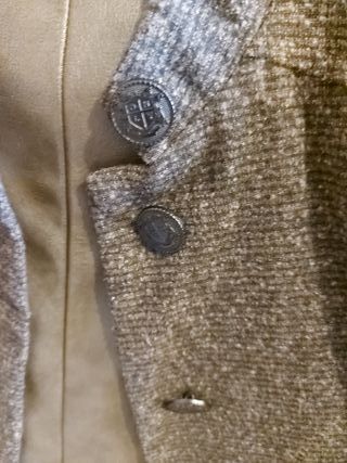 Americana gris con detalles